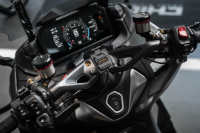 Yamaha TMAX560'a özel Chigee sabitleme braketi resmi