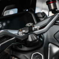 Yamaha TMAX560'a özel Chigee sabitleme braketi resmi